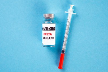 Aşı şişeleri covid - 19 delta çeşidi, ilaç şişeleri ve şırınga maviye izole edilmiş. Coronavirus DELTA 2019-ncov.