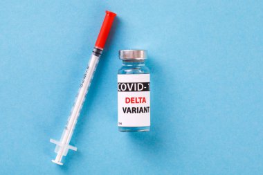 Aşı şişeleri covid - 19 delta çeşidi, ilaç şişeleri ve şırınga maviye izole edilmiş. Coronavirus DELTA 2019-ncov.