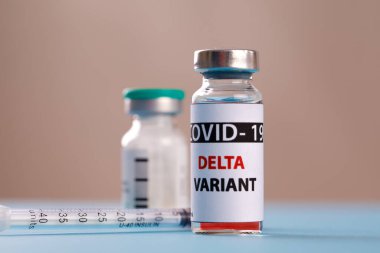 Aşı şişeleri covid - 19 delta çeşidi, ilaç şişeleri ve şırınga maviye izole edilmiş. Coronavirus DELTA 2019-ncov.