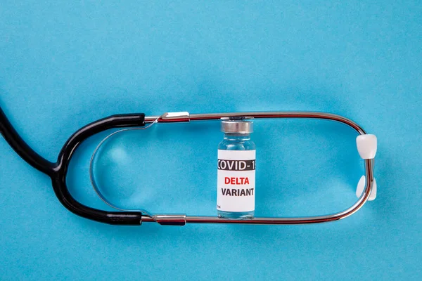 Aşı Şişeleri Covid Delta Çeşidi Ilaç Şişeleri Şırınga Maviye Izole — Stok fotoğraf