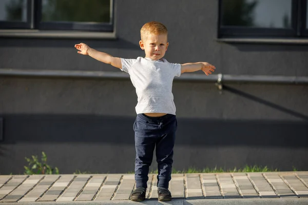 Niño Con Una Camiseta Blanca Espacio Para Logotipo Diseño Mockup — Foto de Stock