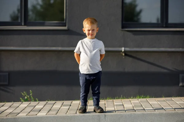 Niño Con Una Camiseta Blanca Espacio Para Logotipo Diseño Mockup — Foto de Stock