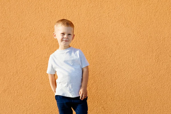 Niño Con Una Camiseta Blanca Espacio Para Logotipo Diseño Mockup — Foto de Stock