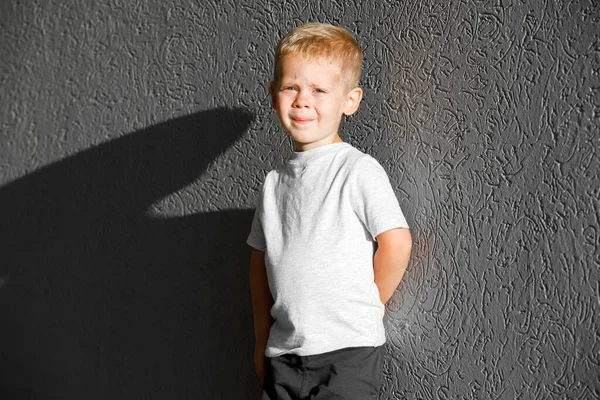 Niño Con Una Camiseta Blanca Espacio Para Logotipo Diseño Mockup — Foto de Stock