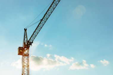 Yeni binaların arka planında vinçler olan inşaat alanı