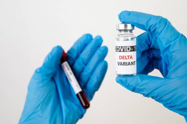 Aşı şişeleri covid - 19 delta çeşidi, ilaç şişeleri ve şırınga beyaza izole edilmiş. Coronavirus DELTA 2019-ncov. Aşı şişeleri kadının elinde.