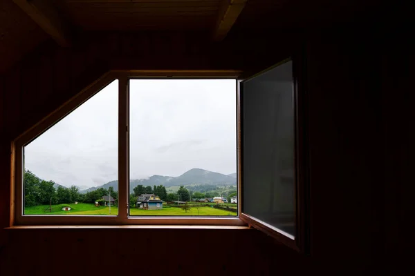 Uitzicht Door Een Venster Groen Berglandschap Vakantie — Stockfoto