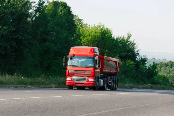 Aankomst Witte Vrachtwagen Weg Een Landelijk Landschap Bij Zonsondergang — Stockfoto