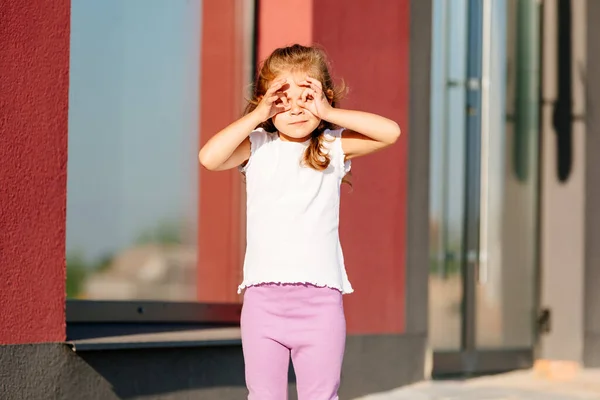 Niña Con Camiseta Blanca Espacio Para Logotipo Diseño Mockup Para — Foto de Stock