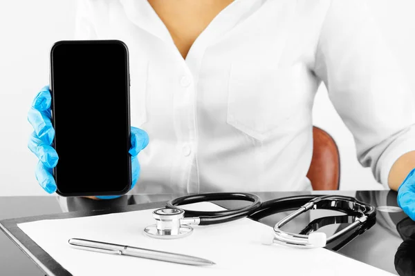 Médico Mulher Mostrando Tela Branco Telefone Móvel Consulta Médica Online — Fotografia de Stock