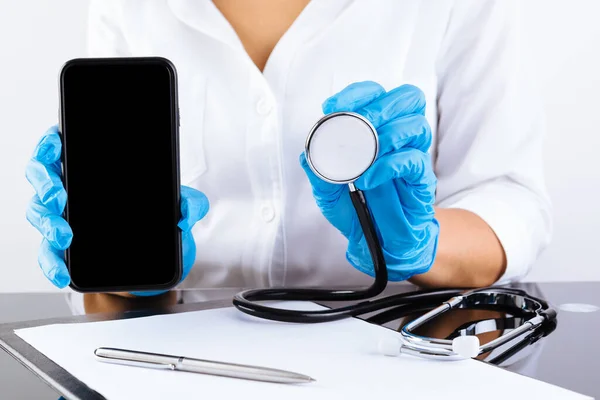 Médico Mulher Mostrando Tela Branco Telefone Móvel Consulta Médica Online — Fotografia de Stock