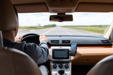 Modern arabayı süren adam.