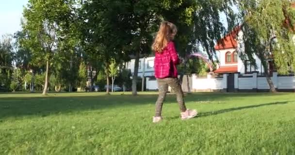 Dziewczyna macha amerykańską flagą na świeżym powietrzu w lecie — Wideo stockowe