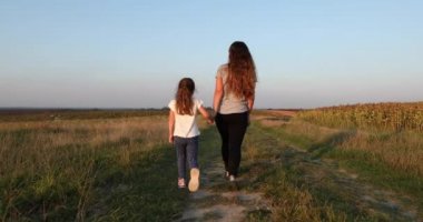 Anne ve çocuk doğada oynuyorlar.