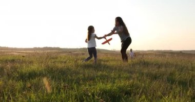 Anne ve çocuk doğada oynuyorlar.