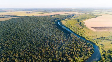 Kameralı bir dron, güzel bir yaz nehri yüksekten küçük bir nehir
