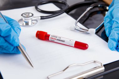 Covid 19 Delta Varyant aşısı ve beyaz arka planda elde bulunan kan testi. Koronavirüse karşı aşı