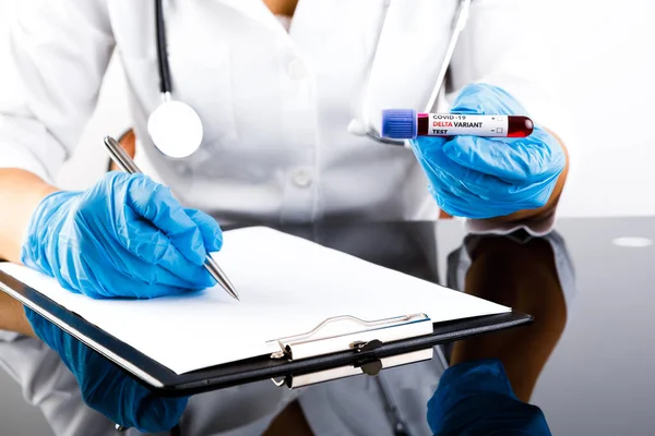 Teste Sangue Nas Mãos Médico Blood Teste Com Rótulo Covid — Fotografia de Stock