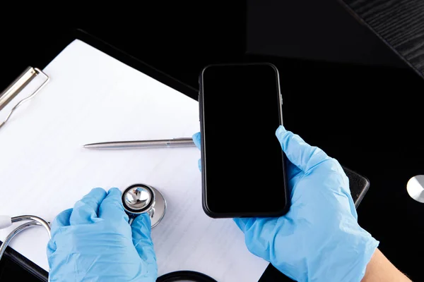 女医生展示了手机的空白屏幕 网上医生会诊 — 图库照片