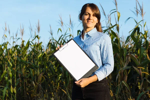 Mooi Meisje Agronomist Met Notitieboek Analyseert Maïs Gewas — Stockfoto