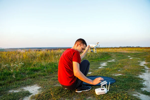 Hombre Volando Dron Campo Verde Joven Navegando Avión Tripulado Volador —  Fotos de Stock