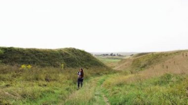 Kadın dağlara tırmanıyor.