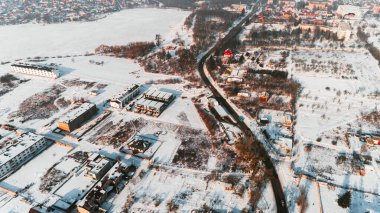 Karla kaplı evleri ve yolları olan kış köyünün en iyi manzarası. Gökyüzü manzarası