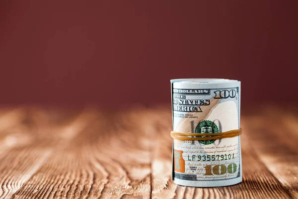 Ρολό Αμερικάνικων Δολαρίων Χρήματα Στο Ξύλινο Τραπέζι — Φωτογραφία Αρχείου