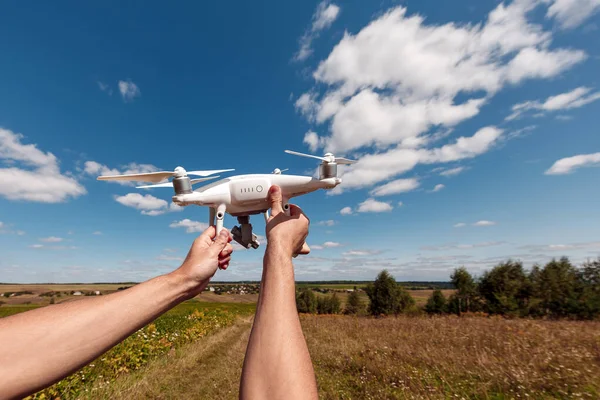 Mulher Começando Drone Para Uma Produção Vídeo Suas Mãos — Fotografia de Stock
