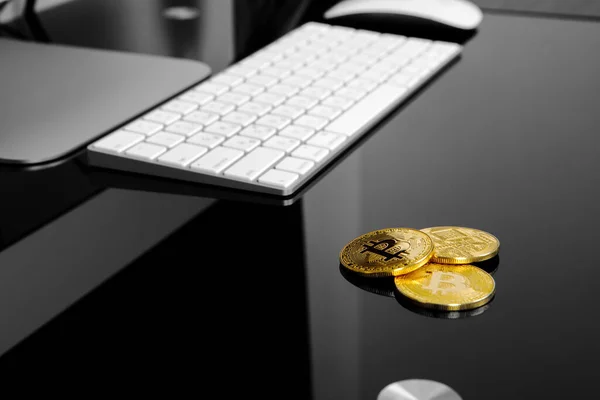Złota Bitcoin Nas Dolarów Zamknąć Elektroniczna Waluta Kryptograficzna — Zdjęcie stockowe