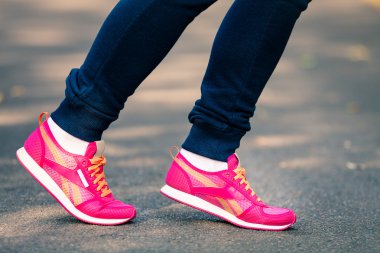 ayakları üzerinde çim