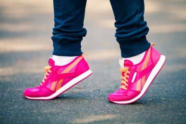 ayakları üzerinde çim