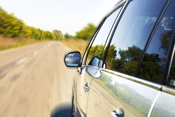 Carretera borrosa y coche — Foto de Stock