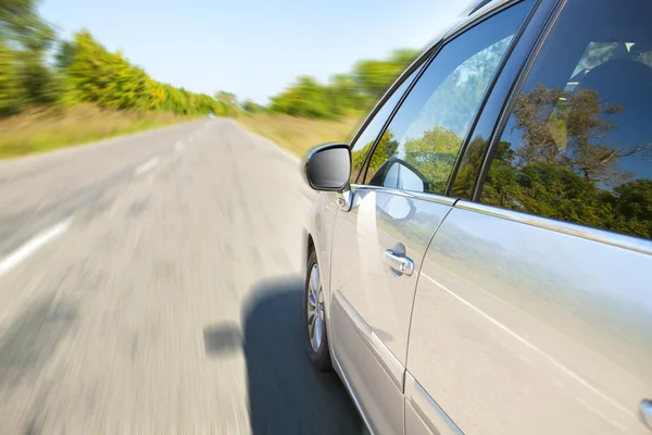 Carretera borrosa y coche — Foto de Stock