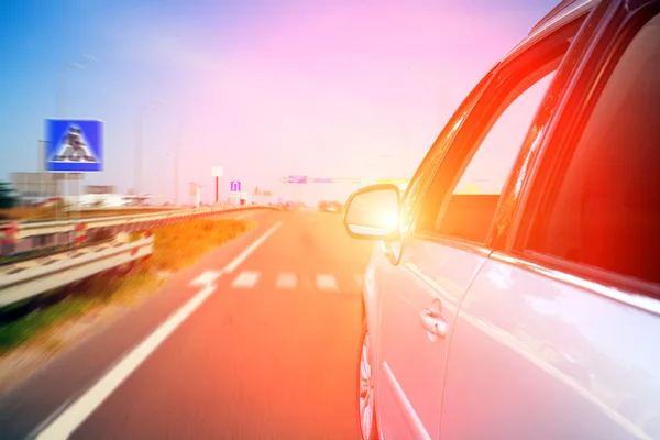 Carretera borrosa y coche — Foto de Stock