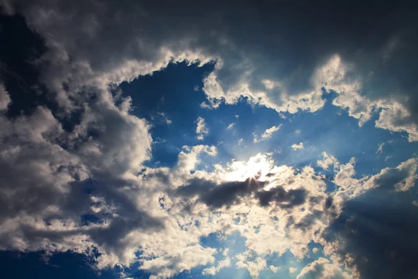 Blauwe lucht met wolken — Stockfoto