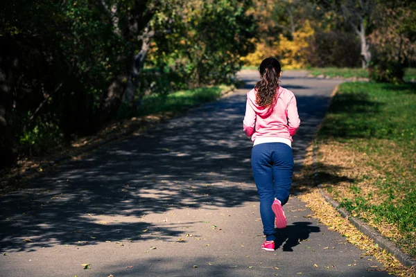 Mädchen läuft in Park — Stockfoto