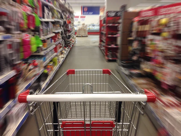 Einkaufen im Supermarkt. — Stockfoto