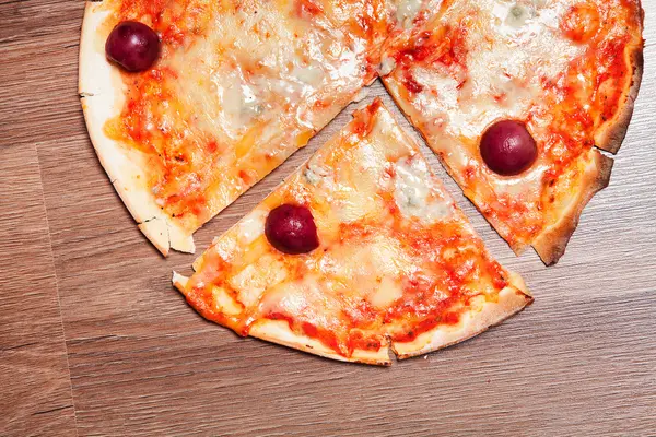 Pizza en la mesa — Foto de Stock