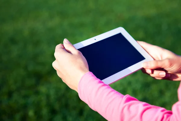 Händer med bord pc — Stockfoto