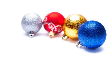 Beyaz arka planda izole edilmiş Noel topları