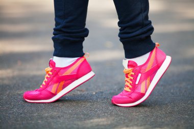 atletik bir ot ayağa çifti