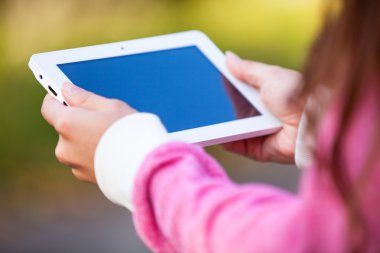 bir kız için bir el içinde tablo pc