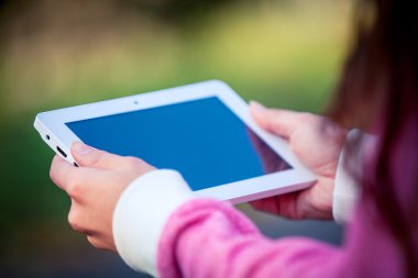 bir kız için bir el içinde tablo pc