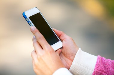 bir öğrenci bir arka plan doğa fotoğraf çeker