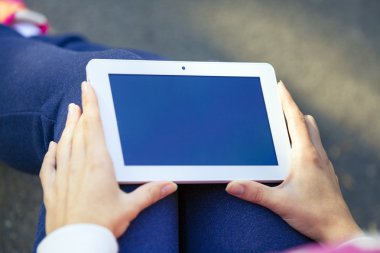 bir kız için bir el içinde tablo pc