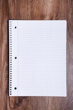 ofis ahşap masa üzerinde kalem