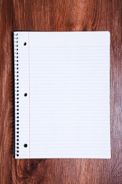 ofis ahşap masa üzerinde kalem