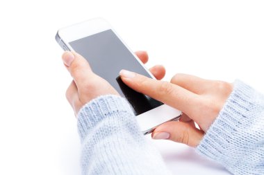 Boş ekranda beyaz backgro ile beyaz Smartphone tutan el