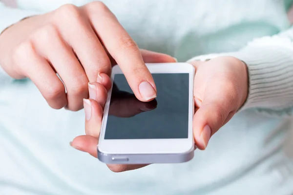 Imagen de primer plano en una mano femenina sosteniendo el teléfono inteligente — Foto de Stock
